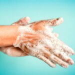 Spălatul mâinilor pentru a vă proteja împotriva COVID-19